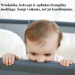 Vaikas kandžioja maniežą parjuodėdamas kad tai saugu
