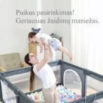 mama vaikiškame manieže žaidžia su vaiku