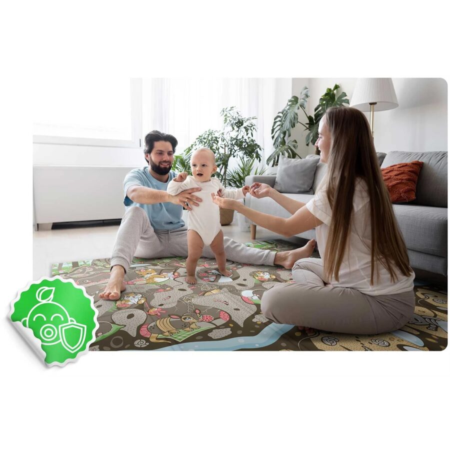 Vaikas su tėvais žaidžia ant dvipusio lavinimo kilimėlio su gyvūnų piešiniais