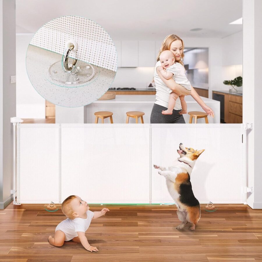 Nuotrauka su kūdikiu ir šunimi prie baltų vartelių