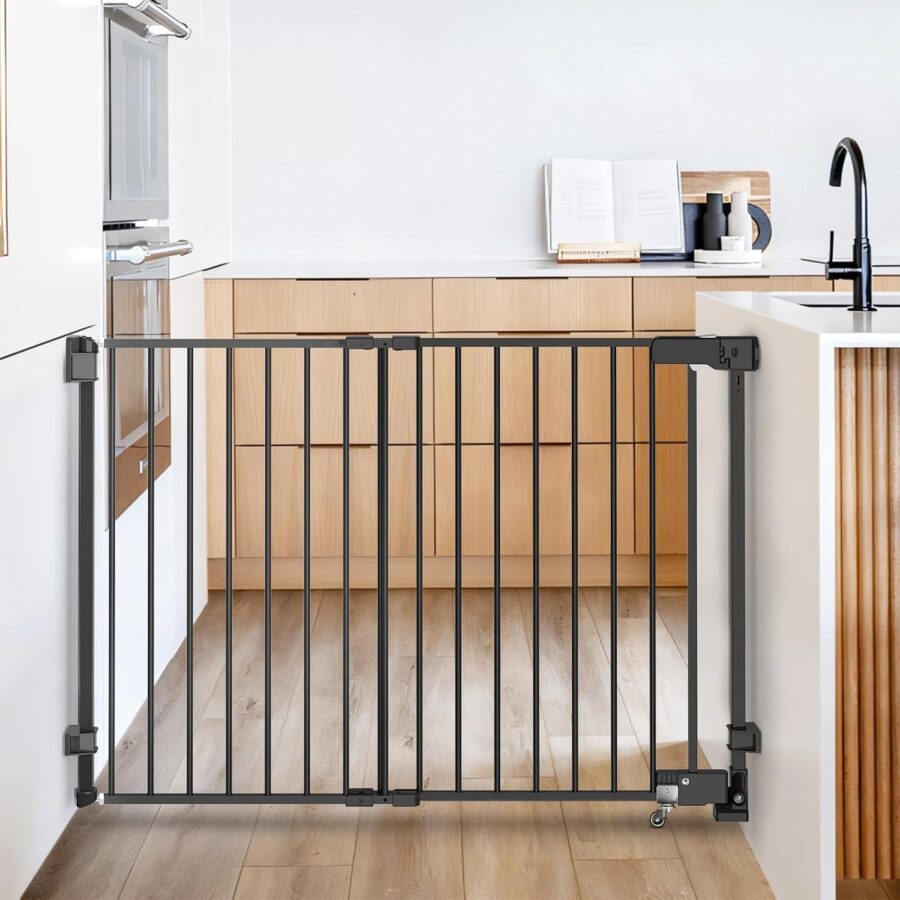 Varteliai įrengti virtuvės erdvėje prie valgomojo