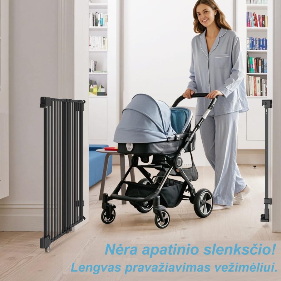 Mama stumia vežimėlį pro atidarytus vartelius