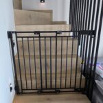 Apsauginiai varteliai be prailginimų: viena pusė varžtais į sieną, kita – dirželiais prie kolonos; patikimas ir universalus montavimas