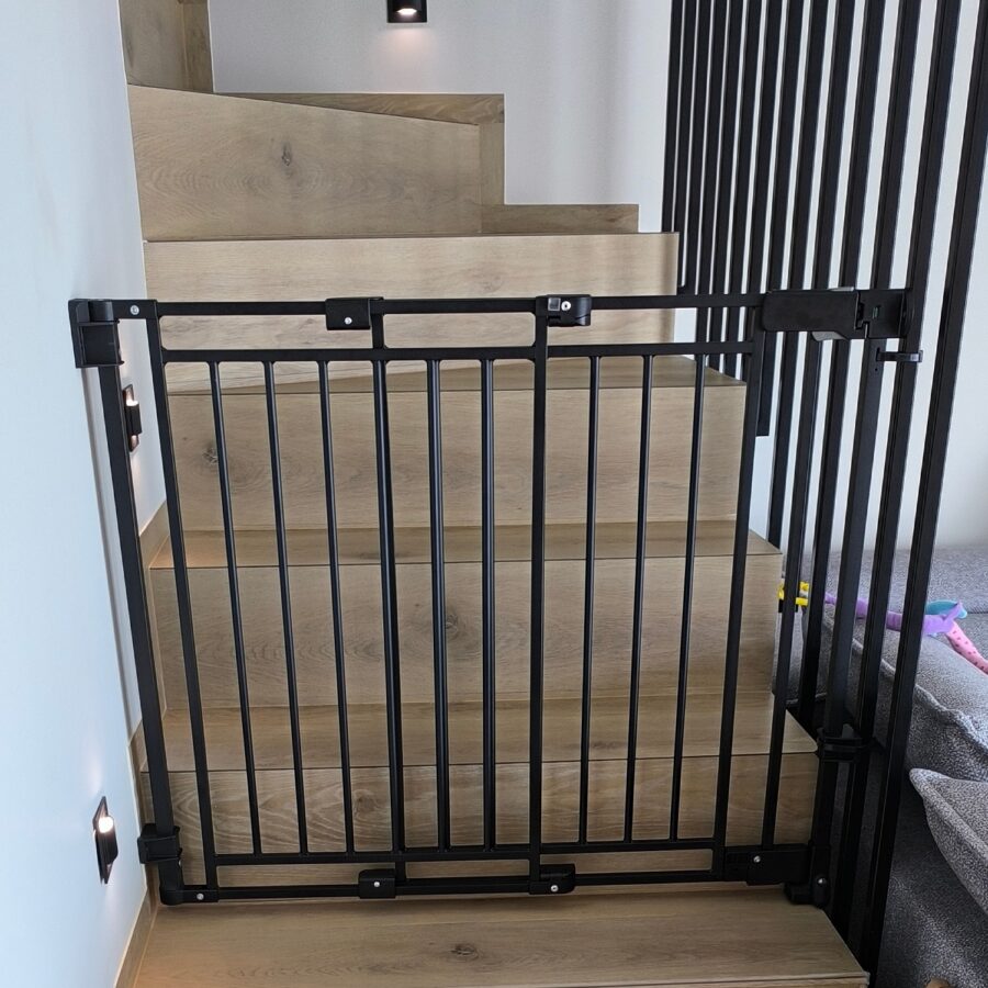 Apsauginiai varteliai be prailginimų: viena pusė varžtais į sieną, kita – dirželiais prie kolonos; patikimas ir universalus montavimas