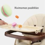 Dvigubas Maitinimo kėdutės Premium padėklas – parodyta, kaip lengvai nuimti viršutinį stalą/padėklą valymui ar naudojimui prie stalo.