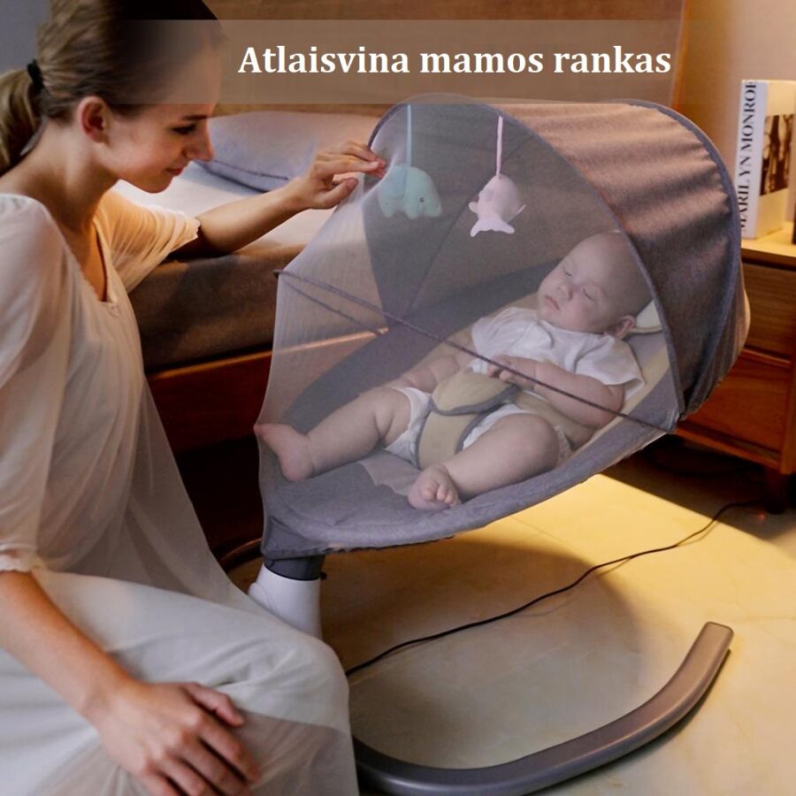 Mama prižiūri ramiai miegančį kūdikį supamoje kėdutėje.