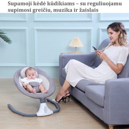 Supamoji kėdė kūdikiams – mama sėdi ant sofos, kūdikis ramiai miega kėdutėje su muzikos ir supimo funkcijomis.