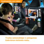 vaikas sėdi galinėje sėdynėje su organizatoriumi, kuriame buteliukas ir planšetė, mama žiūri su šypsena