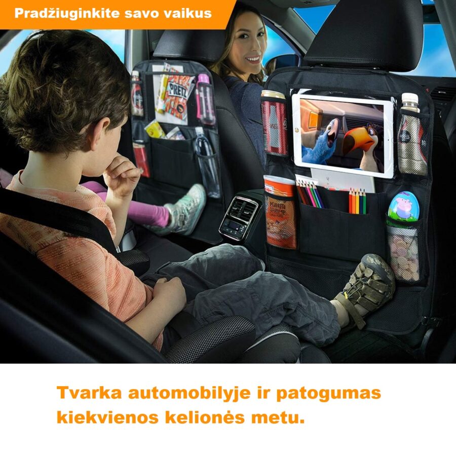 vaikas sėdi galinėje sėdynėje su organizatoriumi, kuriame buteliukas ir planšetė, mama žiūri su šypsena